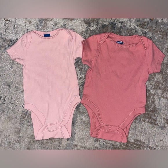 Old Navy onesie bodysuits size 0-3 months - Picture 1 of 2